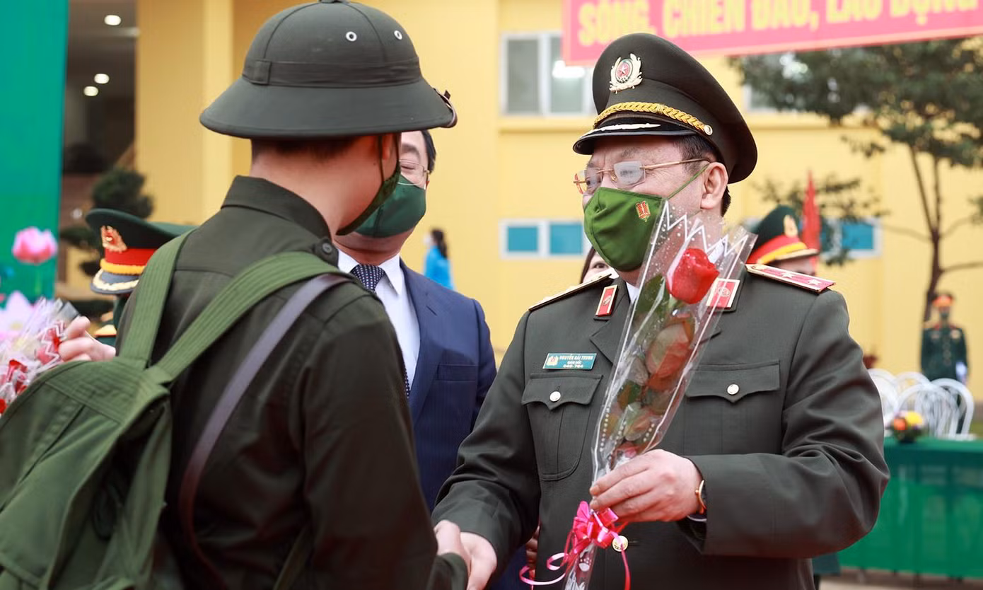 Giám đốc Công an TP Hà Nội Trung tướng Nguyễn Hải Trung tặng hoa cho các thanh niên tại Lễ giao nhận quân huyện Mỹ Đức.