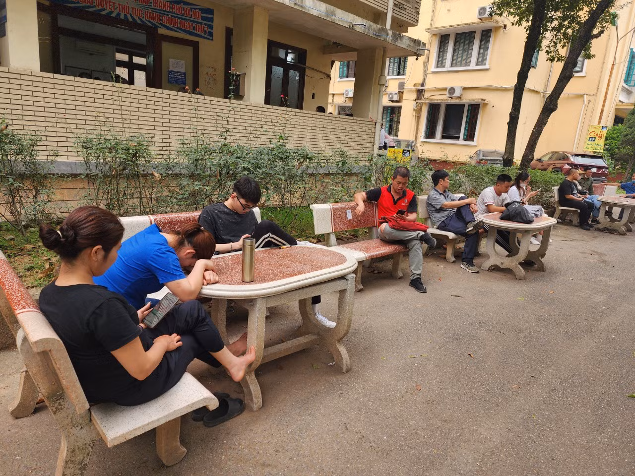 Đến gần trưa, có người chưa được làm thủ tục nên tranh thủ "chợp mắt".