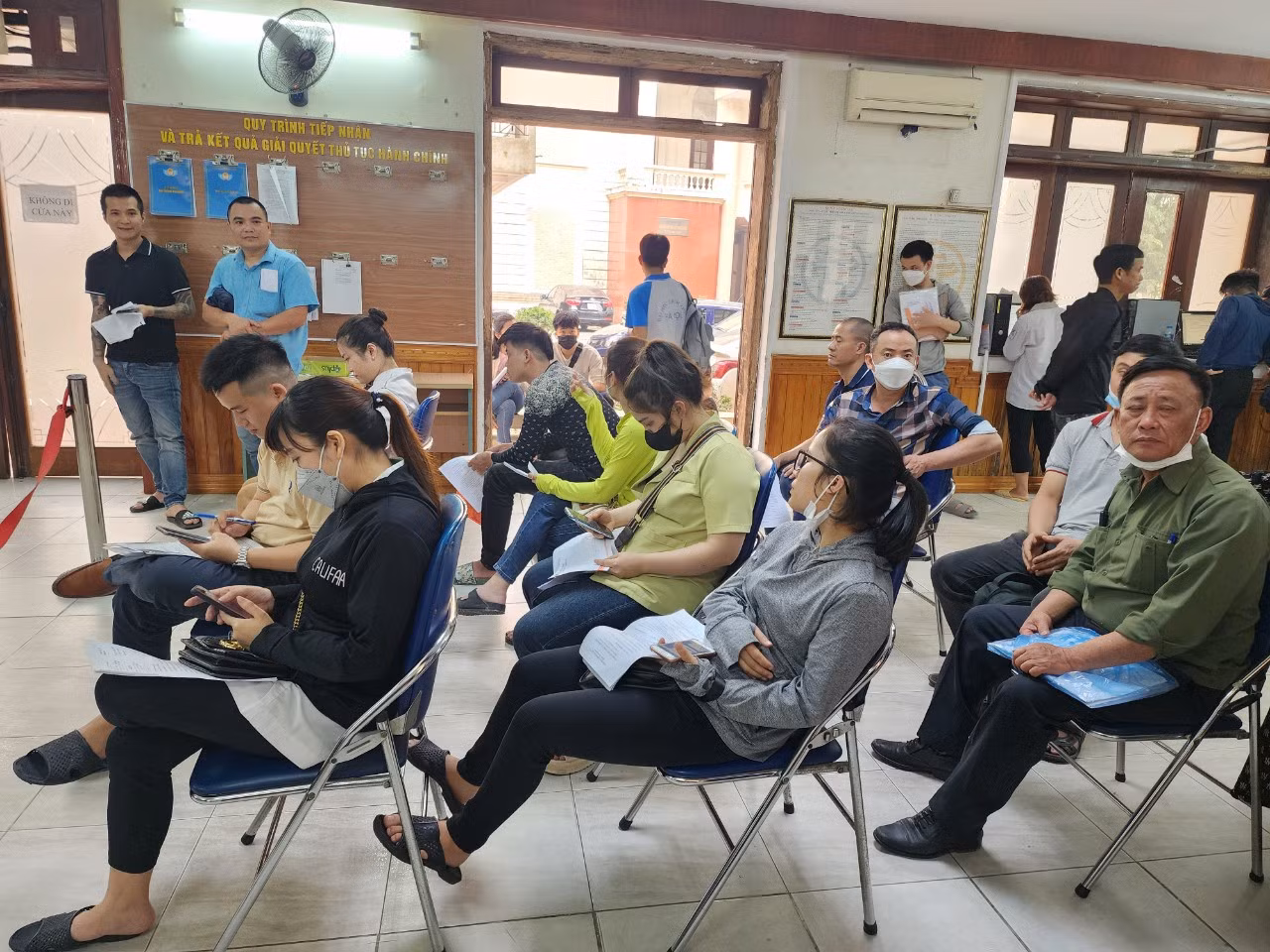 Công dân chờ đến lượt làm lý lịch tư pháp.