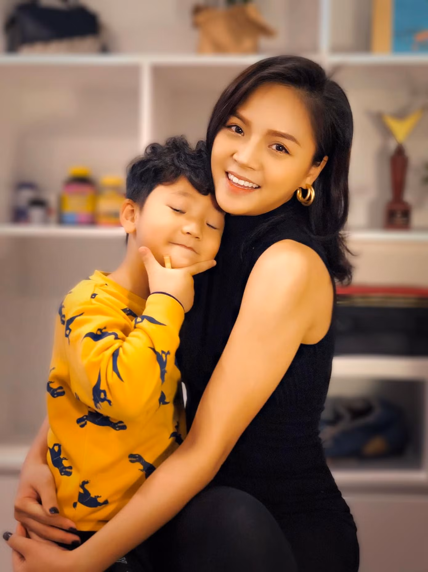 Sau ly hôn, cô đã nhanh chóng vực dậy trở thành điểm tựa cho con trai. Sau ly hôn, cô đã nhanh chóng vực dậy trở thành điểm tựa cho con trai.