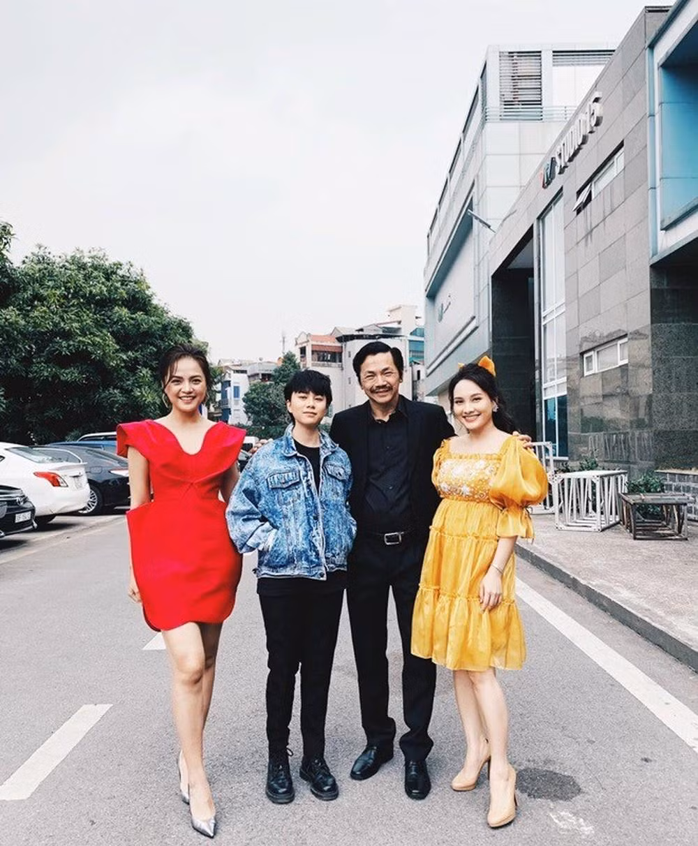 Thu Quỳnh và các bạn diễn "Về nhà đi con". Thu Quỳnh và các bạn diễn "Về nhà đi con".