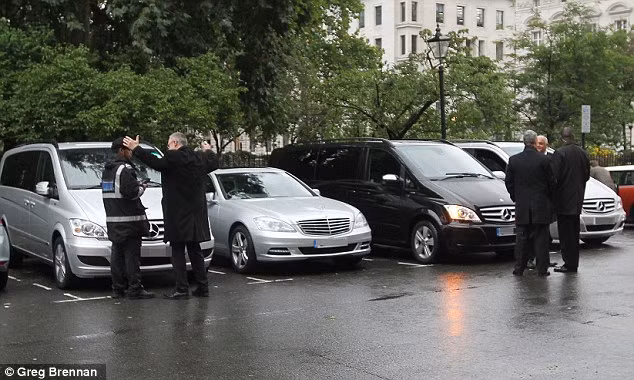 Chiếc xe Mercedes màu bạc của bà Clinton đỗ gần một giờ đồng hồ nhưng không nộp phí