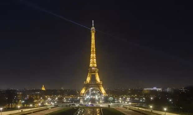 Tháp Eifffel sẽ "đi ngủ" sớm để tiết kiệm điện. Ảnh: Anadolu Agency.