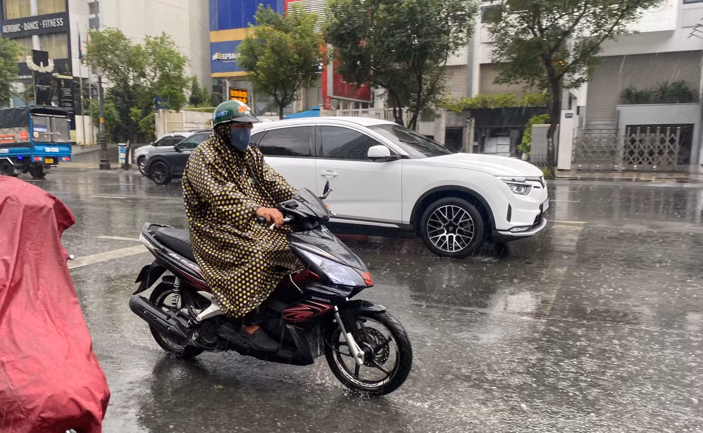Trong những ngày cuối tuần, TPHCM tiếp tục có mưa trái mùa giúp hạ nhiệt sau chuỗi ngày nắng nóng. Ảnh minh họa: Hữu Huy