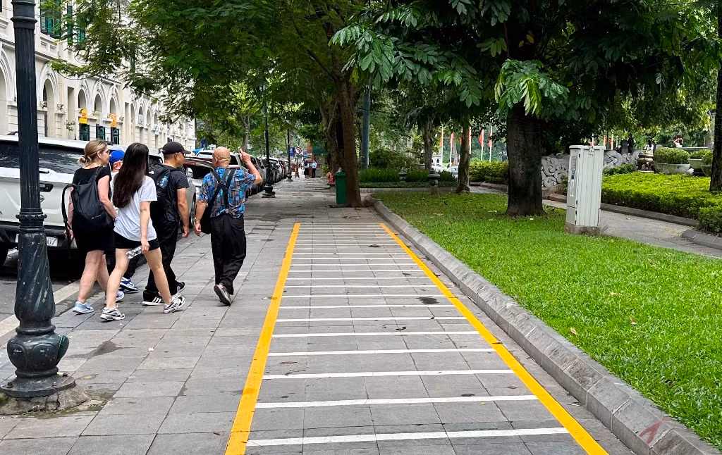 Nhiều người đi bộ, đặc biệt là khách Tây khi thấy các vạch liền trên vỉa hè đã không dám đi vào mặc dù điểm kẻ ô này đang để không 6 tháng qua.