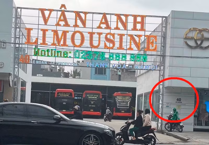 Tại số 40 Lê Hoàn có nhiều xe khách của Vân Anh xếp hàng đón, khách. Tại đây hoạt động như mô hình bến xe công khai, xe chạy theo lịch trình giờ rõ ràng, khách đến phải vào quầy mua vé, lên xe.