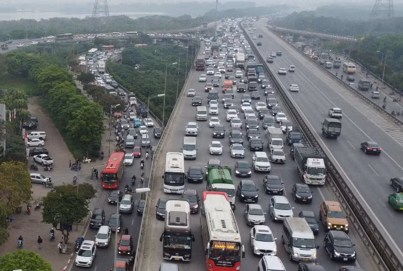 Khi nút giao Pháp Vân bị ùn tắc, xe từ cao tốc dẫn vào cũng không thể di chuyển.