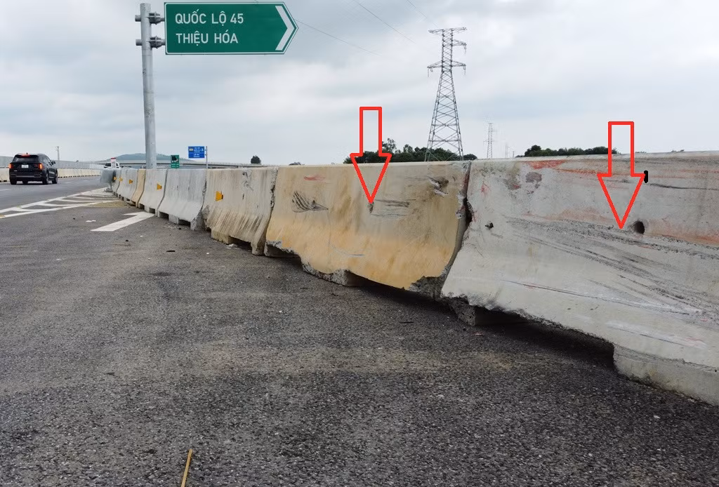 Ngoài vụ tai nạn xe khách trên, rất nhiều xe đã va, đâm phải bờ chắn ngang đường dẫn ra khỏi cao tốc tại nút giao Thiệu Giang, nhất là về ban đêm.