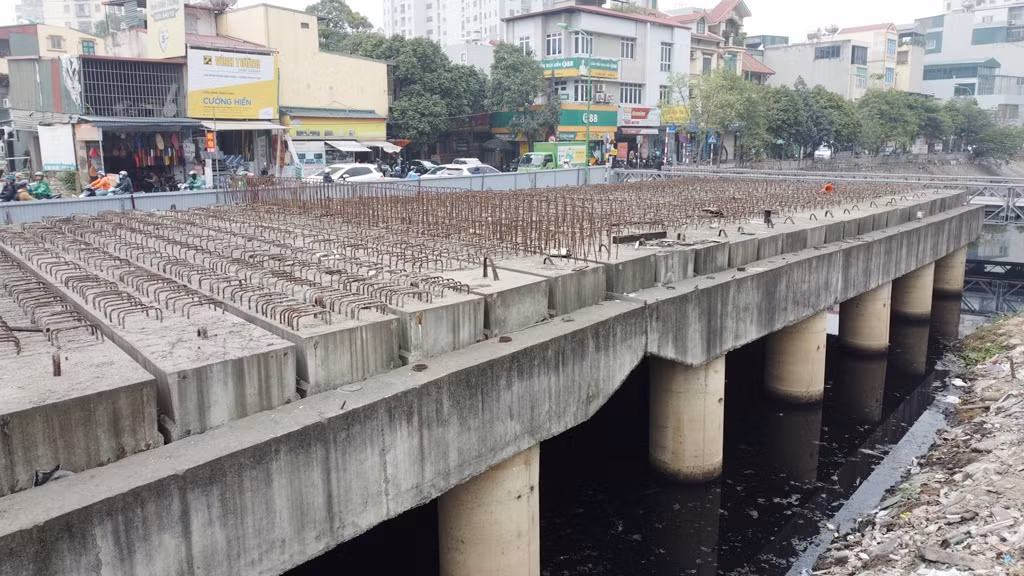 Tại đoạn qua sông Lừ, dự án đường Vành đai 2,5 sẽ xây một cây cầu mới có mặt cắt rộng khoảng 40 mét, nằm sát cầu Định Công hiện nay.
