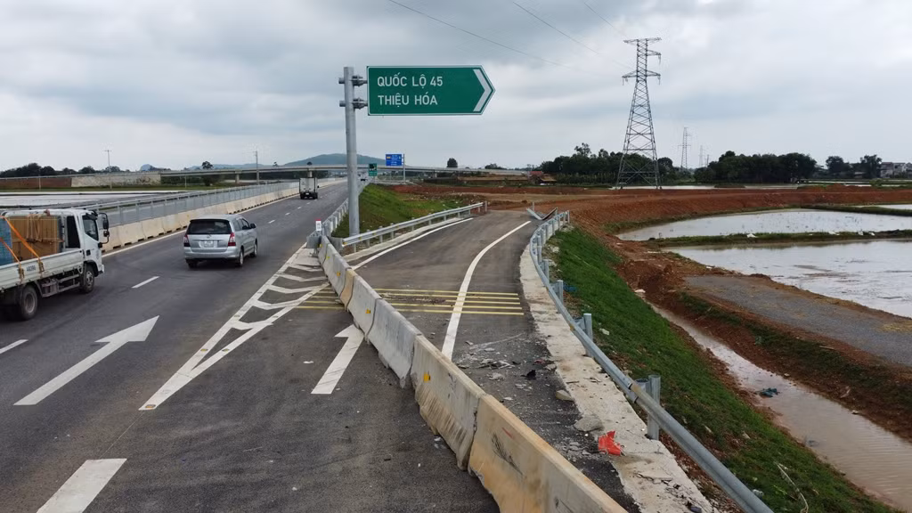 Tại nút giao Thiệu Giang có biển báo và đường dẫn ra khỏi cao tốc để đi về phía QL45, thị trấn Thiệu Hoá, nhưng khi nhiều chủ xe tiếp cận đã bị chặn bởi những phiến bê tông thế này.