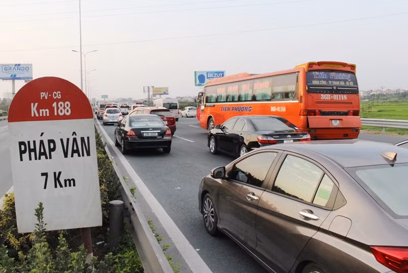 Nhiều thời điểm cao tốc dẫn đến nút Pháp Vân bị ùn tắc kéo dài đến 7 km.
