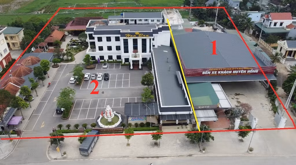 Toàn bộ diện tích rộng hơn 0,8 héc-ta (trong khung đỏ) nhưng hiện nay bến xe chỉ chiếm khoảng 1/3 (ô 1), còn lại bị biến thành nhà vườn, trung tâm thương mại, tiệc cưới (ô 2).