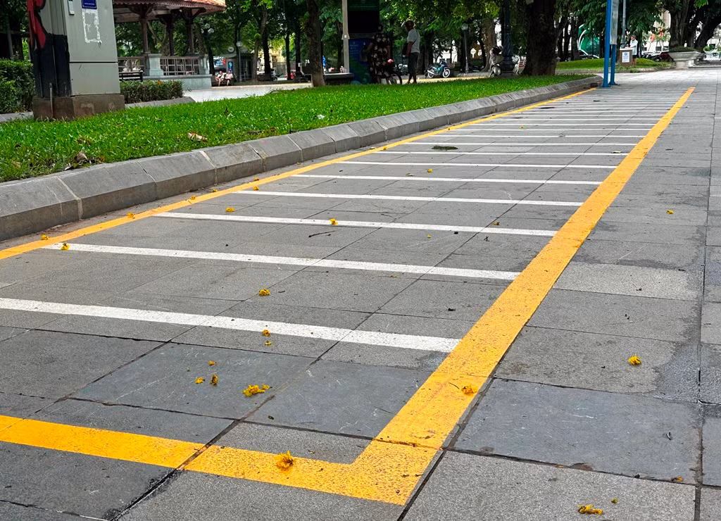 Để có điểm kết nối giữa xe đạp công cộng với người dân, dự án cần 6 quận huyện bố trí trên 90 điểm đỗ trên vỉa hè, công viên, mỗi điểm đỗ cần diện tích từ 120 đến 150 m để làm “Trạm dừng Xe đạp công cộng”.