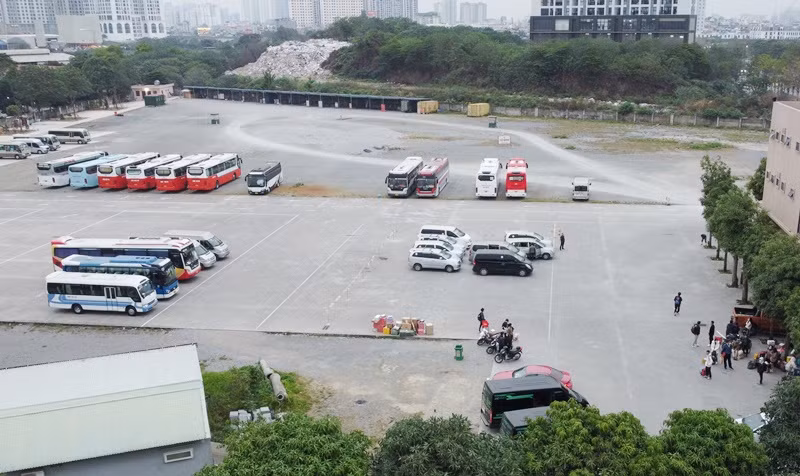 Bên trong bãi xe khách 'lậu' tại cây xăng Vạn Thuận, huyện Thanh Trì.