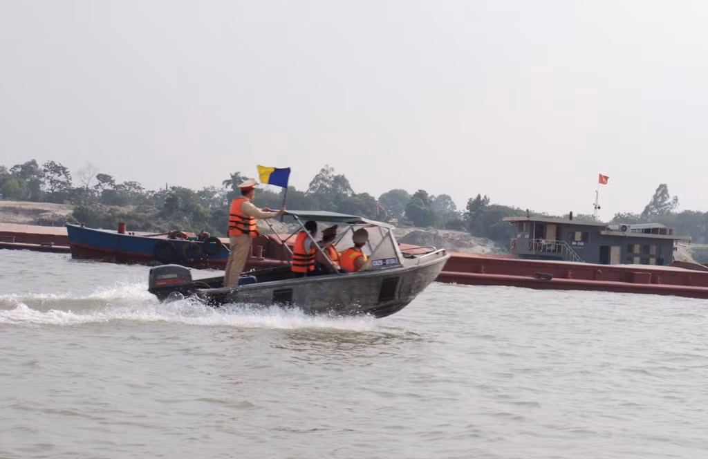 Cảnh sát đường thủy Hà Nội tuần tra, phát hiện nhiều tàu chở hàng đứng thành nhóm không di chuyển khi biết có kiểm tra.