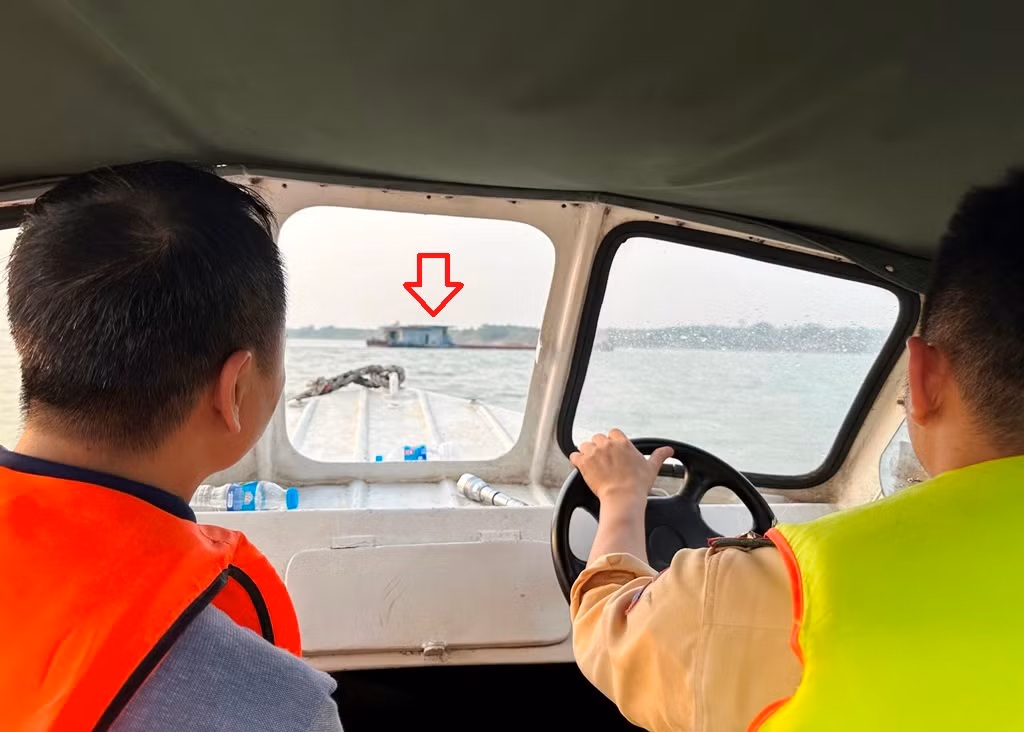 Đội tuần tra tăng cường chiều 19/5, do trung tá Quách Thanh Hội, Đội phó Đội Cảnh sát đường thủy số 1 chỉ huy, phát hiện tàu BN-2032 quay ngang không chạy, lên kiểm tra phát hiện tàu vừa hết đăng kiểm vừa không xuất trình được hóa đơn hàng hóa (cát).