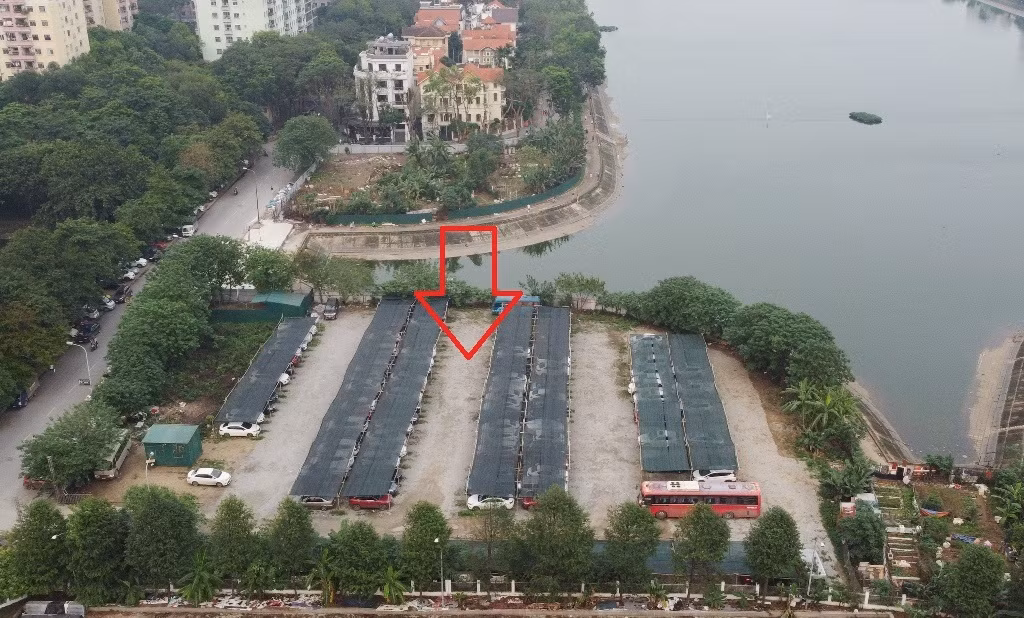 Cụ thể, trong ảnh là vị trí đất vàng cạnh trung tâm thể thao quận Hoàng Mai và được quy hoạch để xây dựng công trình công ích, nhưng hiện lô đất này đã trở thành bãi trông xe thu tiền không phép.