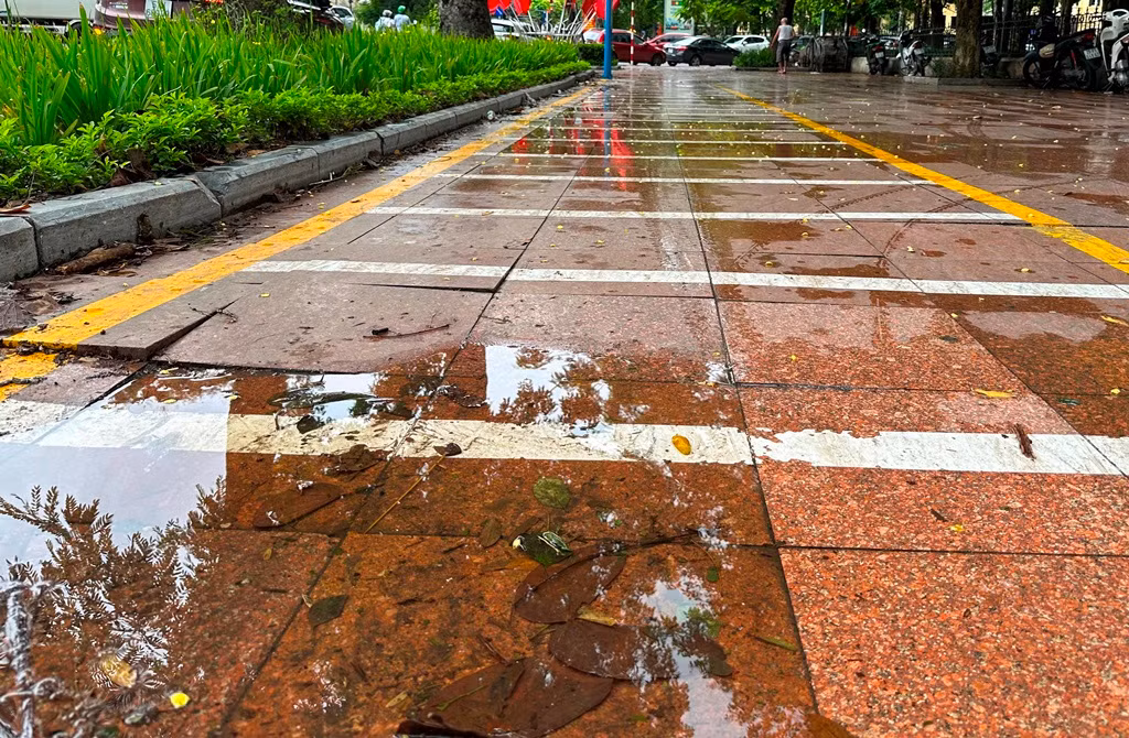 Tại khu vực điểm đỗ xe được kẻ ô cũng bị lún nứt, đọng nước mưa.
