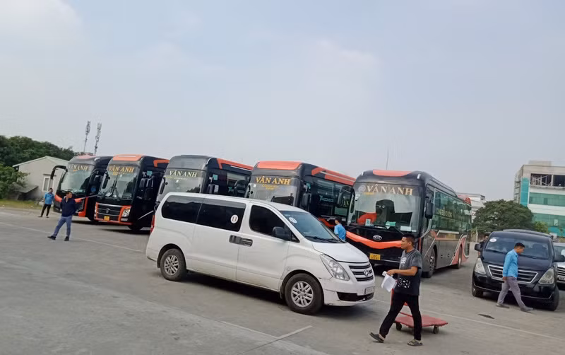Tại đầu Hà Nội, tất cả xe khách của nhà xe Vân Anh đều chạy ra khu vực đường Vành đai 3, đoạn tại cây xăng Vạn Thuận, phố Chu Văn An, huyện Thanh Trì để trả khách, sau đó xe lại xếp thành hàng đón khách về Thanh Hóa.