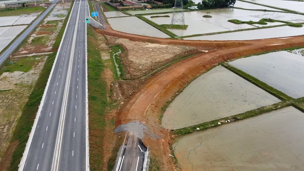 Đường dẫn cả ra, vào cao tốc đang là đường đất, chưa được thảm nhựa.
