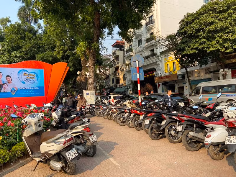 Bãi xe tại đền Bà Kiệu và xung quanh đền Ngọc Sơn (quận Hoàn Kiếm) chặt chém giá gấp đôi, gấp ba giá quy định cho một lượt xe máy những ngày đầu năm.