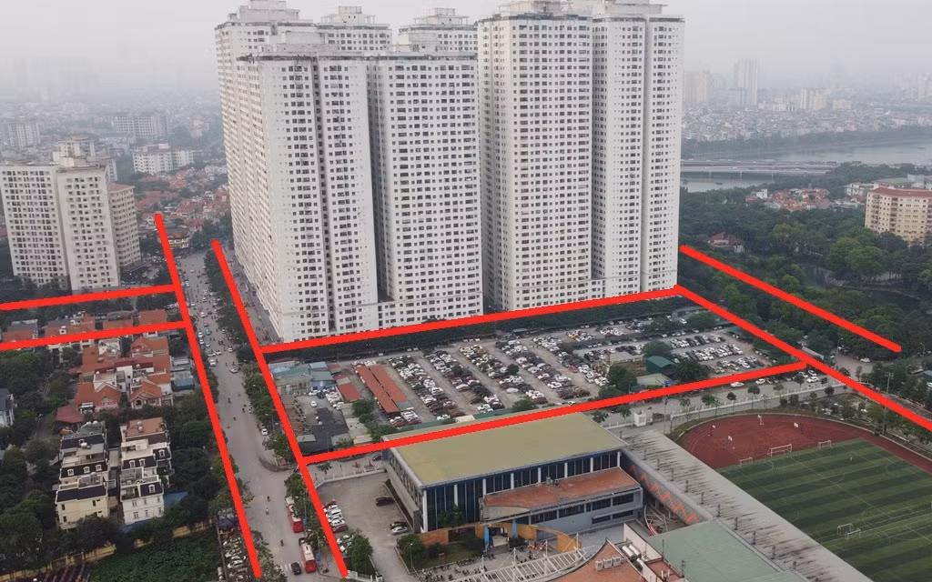 Thay vì được quản lý, sắp xếp bố trí, cấp phép các điểm, bãi trông xe phục vụ người dân, hiện các tuyến đường, khu đất trống xung quanh các tòa nhà HH Linh Đàm (theo đường đỏ) đang bị biến thành bãi trông ô tô xe tự phát, bãi xe lậu, bãi xe trá hình (cấp phép trông xe máy trên vỉa hè nhưng xuống đường cắm biển trông ô tô) và thu phí cao của người dân có ô tô.