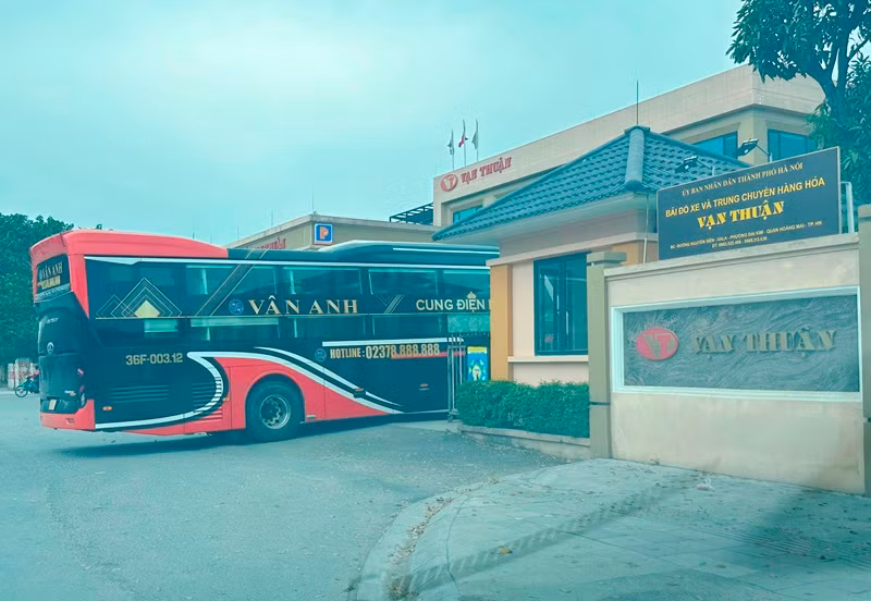 Tất cả xe Vân Anh chạy từ Thanh Hóa ra Hà Nội đều vào bãi đất trống phía sau cây xăng Vạn Thuận, đường Chu Văn An (Thanh Trì) trả đón khách.
