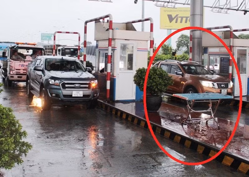 Thay vì kê bàn, lập chốt kiểm soát phương tiện ngay ở trạm thu phí như trước đó, ngày 15/10, tất cả các kiểm soát đã rút lực lượng đứng chốt, chuyển sang giám sát từ xa.