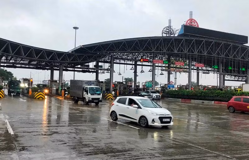 Chiều 15/10, chốt trực của liên ngành Hà Nội gồm CSGT, Cơ động, Thanh tra giao thông, Quận đội, Y tế… chính thức được UBND thành phố Hà Nội thông báo cho dừng kiểm soát người, xe ra vào thành phố sau 3 tháng hoạt động