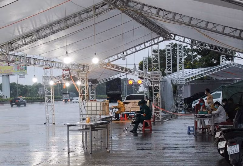 Trong 22 chốt trực cửa ngõ tại Hà Nội đến thời điểm ngày 15/10, mới có duy nhất chốt trên cao tốc Hà Nội – Hải Phòng là tháo dỡ, các chốt còn lại vẫn được duy trì. Tuy nhiên, lực lượng chức năng không kiểm tra giấy tờ mà chuyển sang giám sát, đảm bảo giao thông cho xe qua lại.