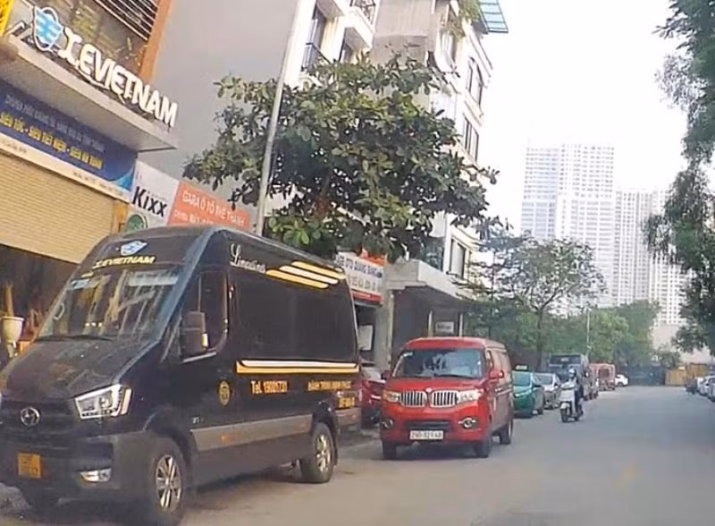 Tại đoạn qua các số nhà 41-45 đường Nguyễn Quốc Trị, do có văn phòng ở đây nên xe của nhà xe X.E Việt Nam thường xuyên dừng đỗ thành hàng. Xe hợp đồng "vô tư" biến đường thành bến lậu ở đây nhiều năm nay - vị trí cách Đội Thanh tra giao thông quận Cầu Giấy và Đội Thanh tra giao thông Vận tải đường bộ vài trăm mét.