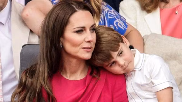Tỏ thái độ thế thôi nhưng sau đó Louis lại ôm mẹ ngay. Ảnh: Chris Jackson/ AFP.