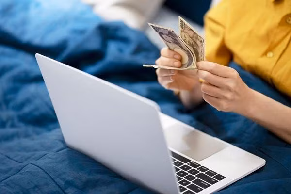 Không hiểu sao có người lại tin rằng đi tên lửa từ vũ trụ về Trái Đất chỉ hết 700 triệu đồng. Ảnh minh họa: Investopedia.