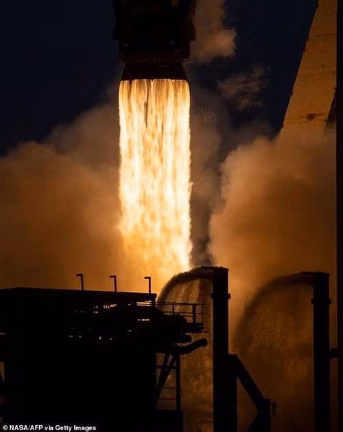 "Phi hành gia" nói rằng mình cần tiền để đi tên lửa về Trái Đất. Ảnh minh họa: NASA/ AFP via Getty.