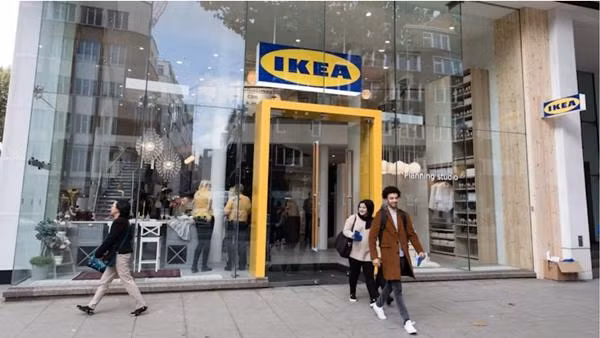 Gia đình Ikea/ Jasmine được tặng nhiều đồ IKEA miễn phí. Ảnh: Marketingweek.
