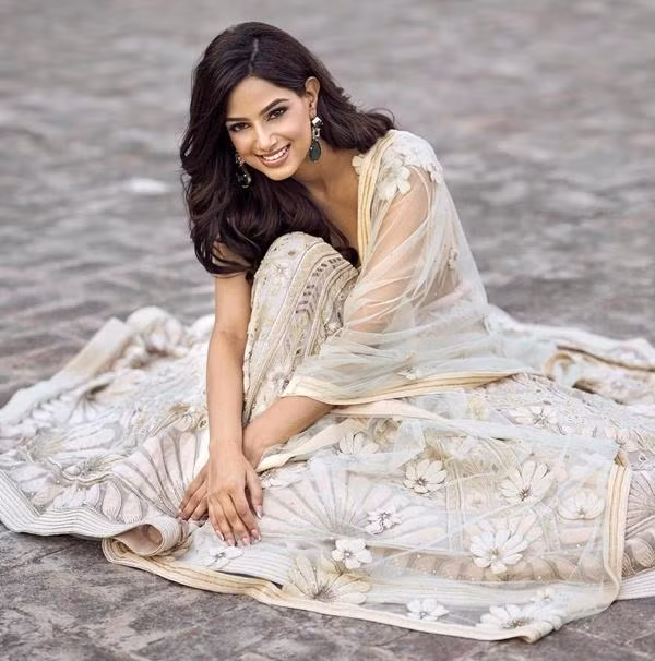 Harnaaz mặc saree chụp ảnh khi về nước. Ảnh: Instagram.