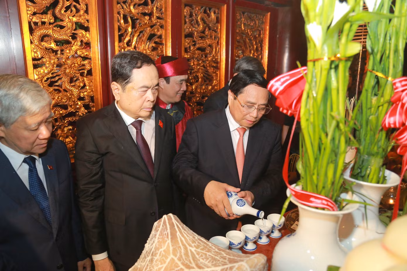 Thủ tướng Phạm Minh Chính dâng hương, hoa, bày tỏ lòng biết ơn sâu sắc các bậc tiền nhân.