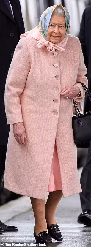 Kate vào tháng 6/2022 và Nữ hoàng trong chuyến thăm hoàng gia tới Sandringham (Anh) vào tháng 12/2019. Ảnh: WireImage/Shutterstock.