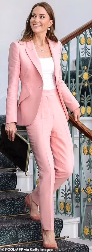Kate vào tháng 6/2022 và Nữ hoàng trong chuyến thăm hoàng gia tới Sandringham (Anh) vào tháng 12/2019. Ảnh: WireImage/Shutterstock.