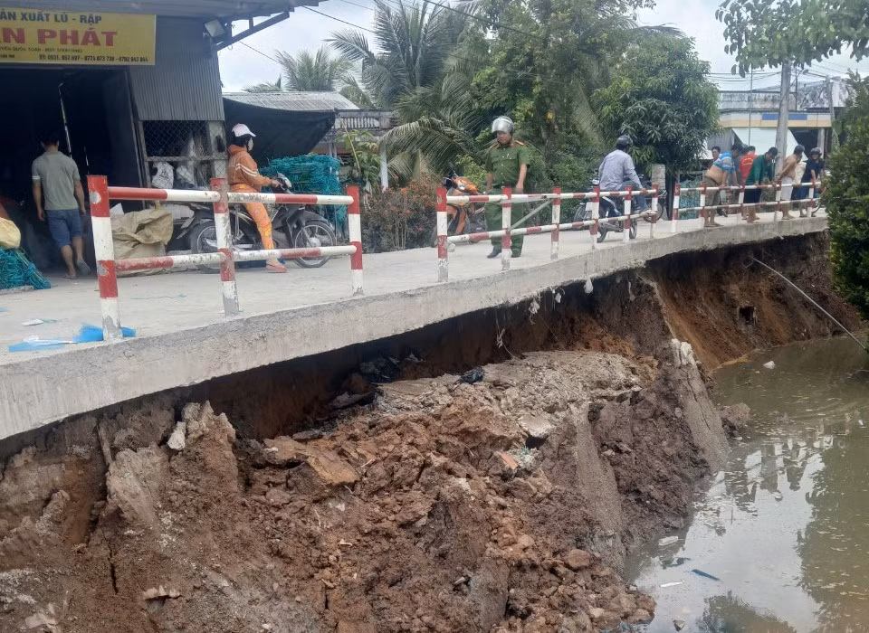 Sạt lở tại khu vực Long Thành, phường Long Hưng, quận Ô Môn.