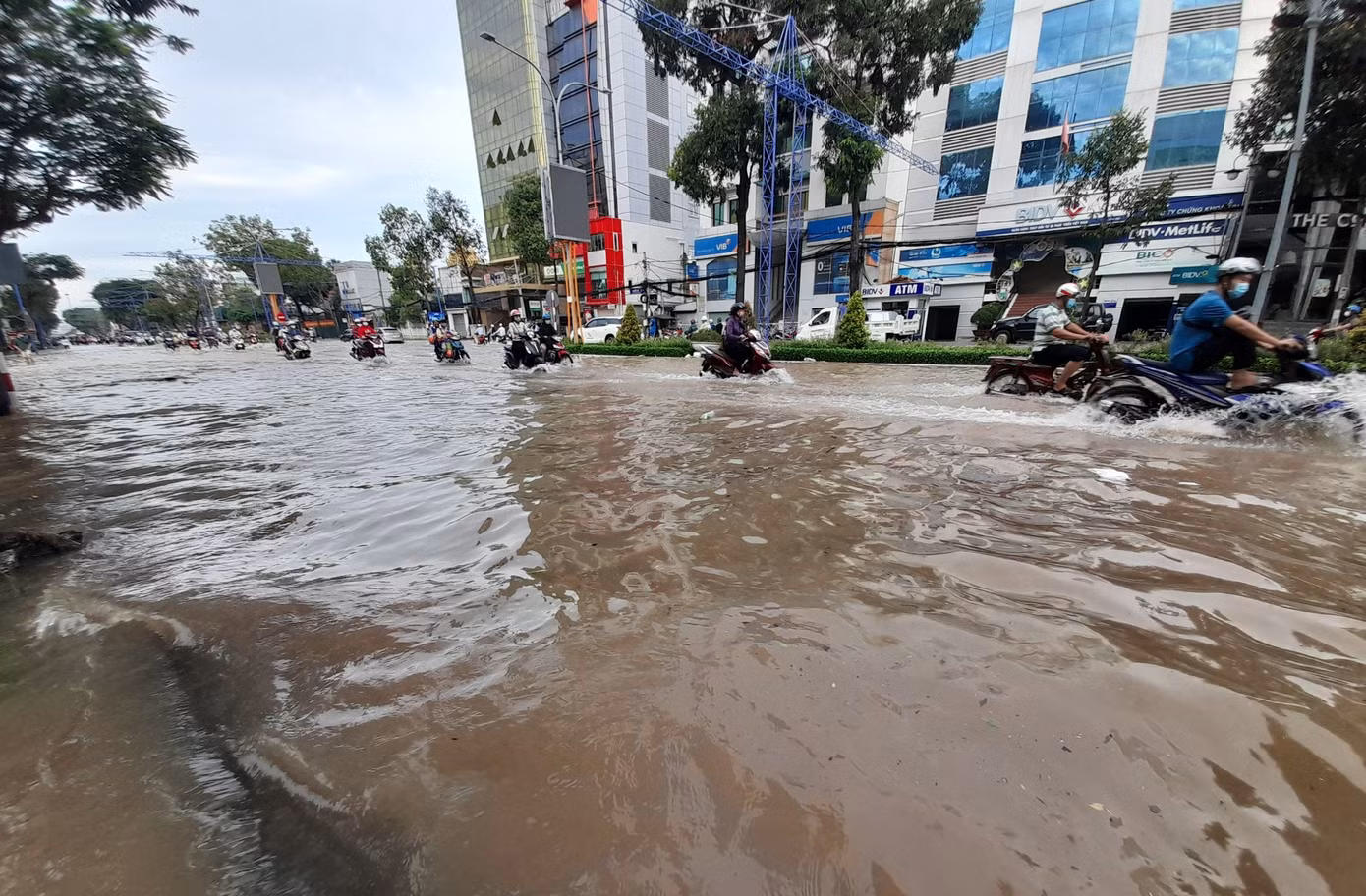 Đường Hòa Bình ở quận Ninh Kiều, TP Cần Thơ trong "mùa ngập" 2022. Ảnh: Cảnh Kỳ