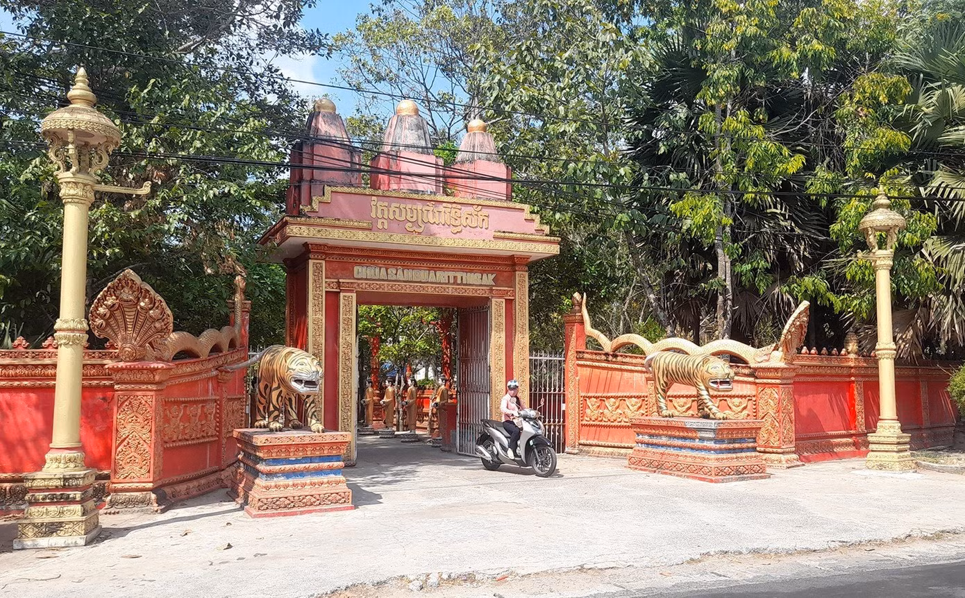 Trà Vinh là tỉnh có hệ thống chùa Khmer đồ sộ, với gần 150 ngôi chùa lớn nhỏ trải khắp các địa phương trong tỉnh.