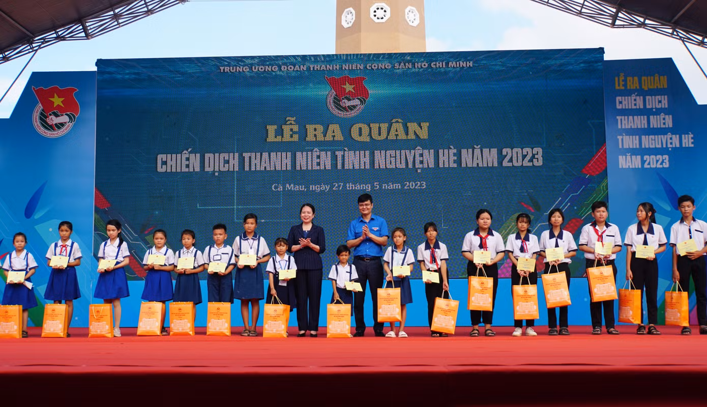 Phó Chủ tịch nước Võ Thị Ánh Xuân và Bí thư thứ nhất T.Ư Đoàn Bùi Quang Huy tặng quà cho học sinh có hoàn cảnh khó khăn.