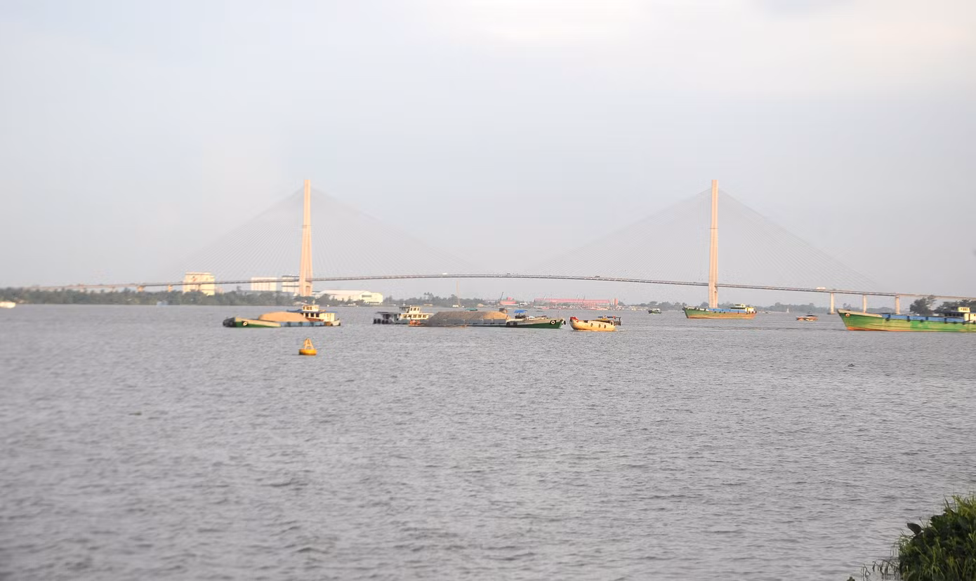 Cần Thơ có khoảng 60km chiều dài sông Hậu chảy qua địa bàn.