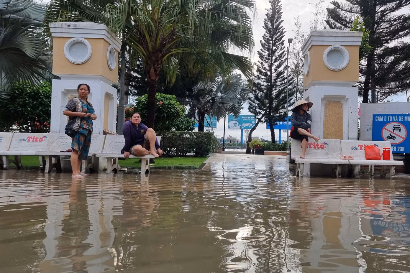 Người dân cho biết, nước bắt đầu dâng cao từ khoảng 4h sáng 18/10, đỉnh triều vào khoảng 4h30 - 5h, sau đó xuống chậm.