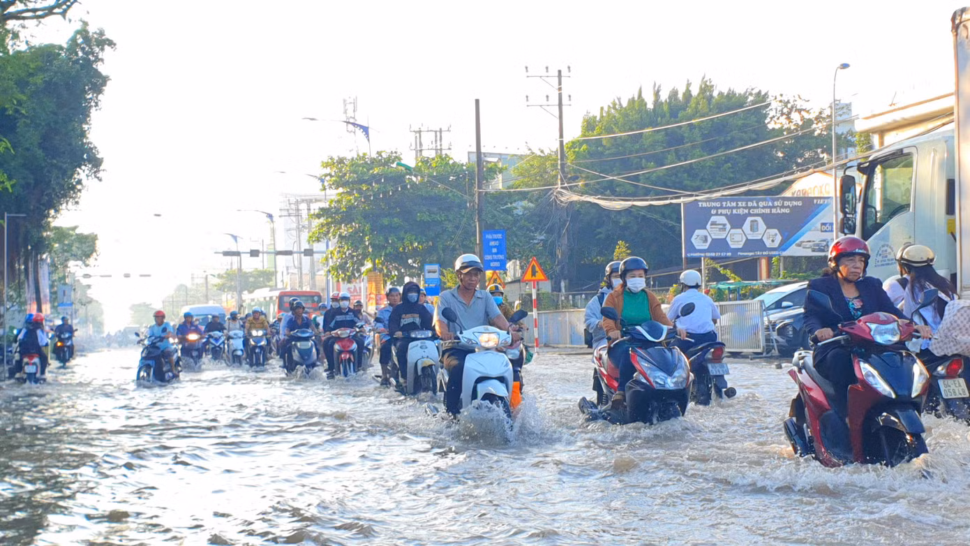 Triều cường gây ngập ở Cần Thơ những ngày đầu tháng 10 năm nay.