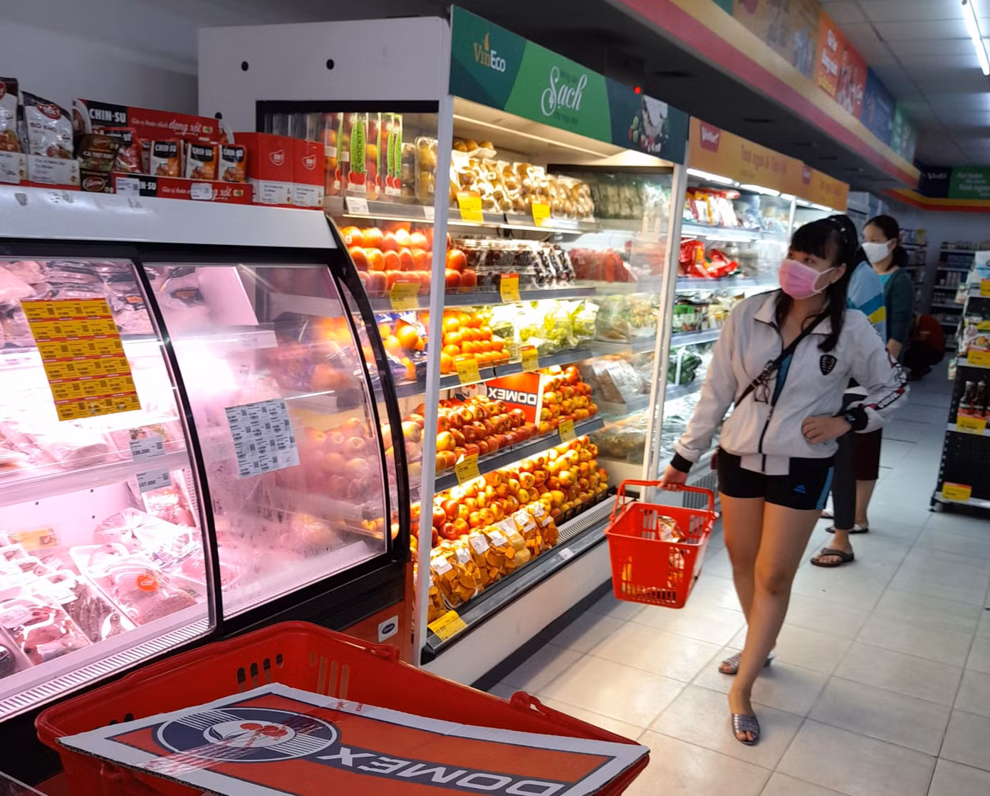 Người dân mua sắm tại một siêu thị mini ở quận Ninh Kiều, TP Cần Thơ. Ảnh: CK