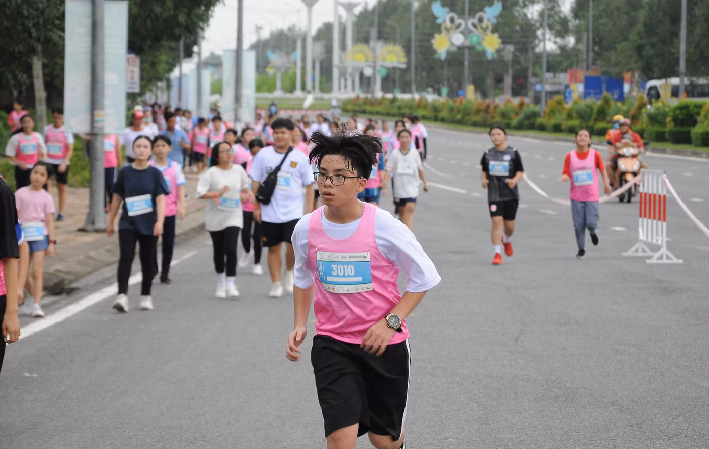 Ban tổ chức cũng trao nhiều giải khác, trong đó có hai cự ly cho VĐV nhỏ tuổi là 2,3km và 800m.