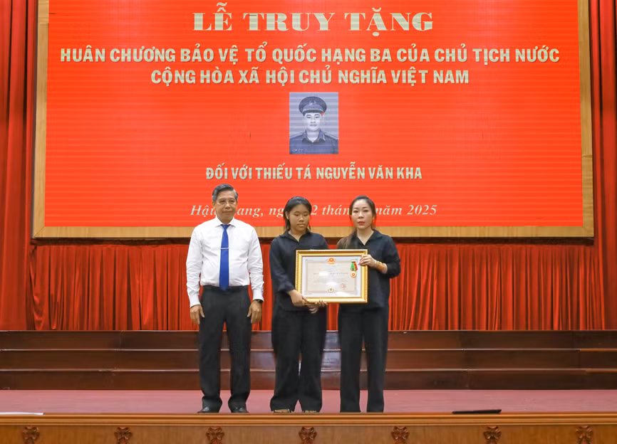 Ông Đồng Văn Thanh - Bí thư Tỉnh ủy Hậu Giang trao Huân chương Bảo vệ Tổ quốc hạng Ba cho thân nhân Thiếu tá Nguyễn Văn Kha.