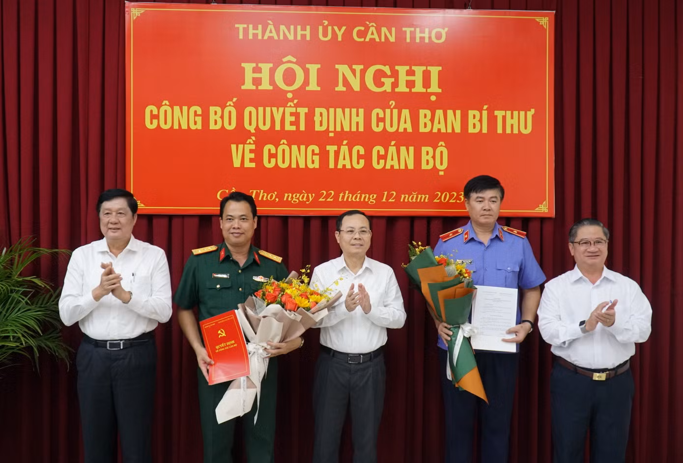 Lãnh đạo thành phố Cần Thơ trao quyết định và chúc mừng ông Huỳnh Văn Hung và ông Phạm Thanh Từng.